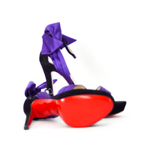 Laden Sie das Bild in den Galerie-Viewer, Christian Louboutin Satin Purple Ribbon Pumps in size 40 - Lou&#39;s Closet