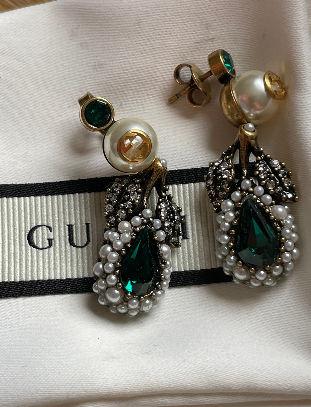 Gucci Silver Feline Pearl Earrings | Pearl drop earrings, Drop earrings,  Silver pearl earrings